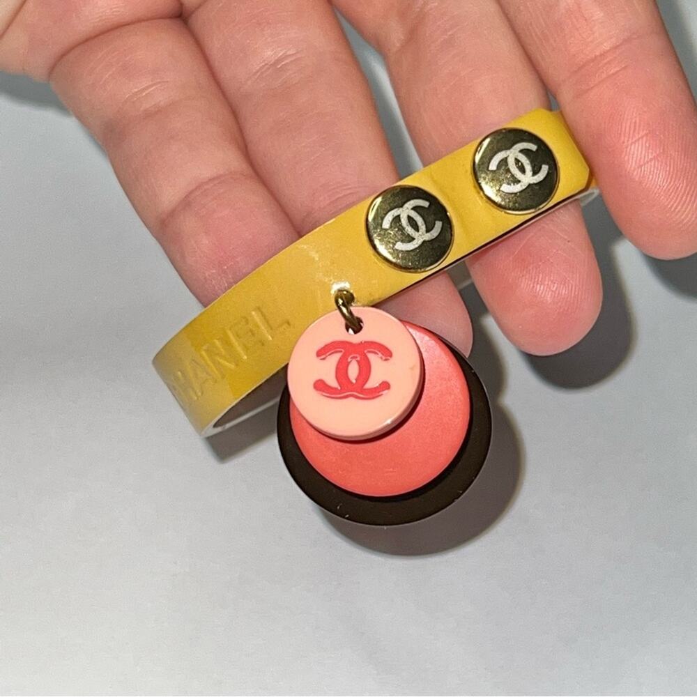 AUTH VTG Coco CHANEL Yellow Leather & Logo Charm Snap Button Bracelet Wrap Cuff - Picture 8 of 16